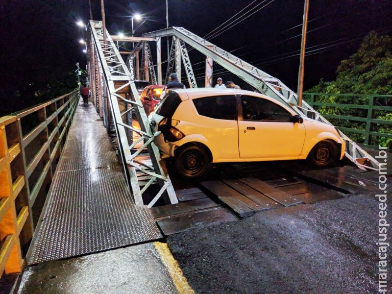 Motorista perde o controle da direção e veículo fica preso na Ponte