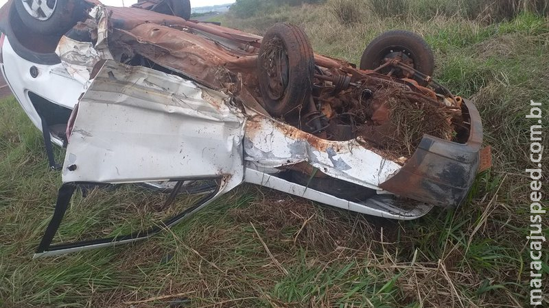 Motorista capota carro em rodovia e é socorrido por populares