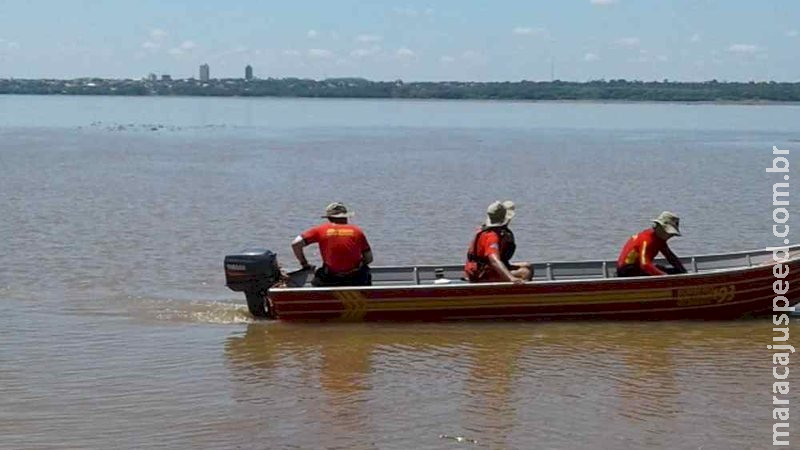 Canoa ocupada por família vira e homem de 34 anos morre afogado no Rio