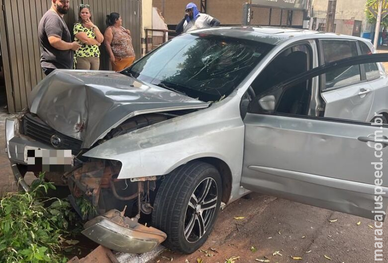 Motorista embriagado colide carro em árvore e atinge uma pessoa