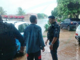 Homem corta pedaço da crista de galo de estimação e come cru em Três Lagoas