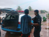 Homem corta pedaço da crista de galo de estimação e come cru em Três Lagoas