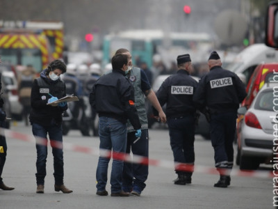 Suspeito de envolvimento no ataque em Paris se entrega à polícia