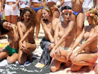 Por liberdade, mulheres fazem topless em Ipanema