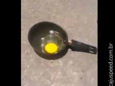 Vídeo mostra homem fritando ovo no asfalto quente