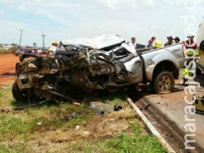 Motorista morre após caminhonete bater em traseira de carreta na BR-163