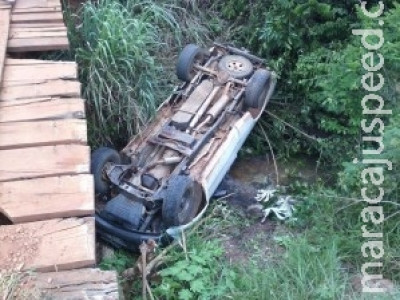 Condutor desvia de animal na pista e caminhonete cai de ponte 