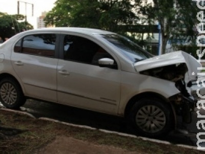 Policial cochila, perde o controle da direção e colide com árvore