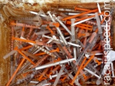 Crianças encontram mais de 200 agulhas com seringas em terreno baldio 