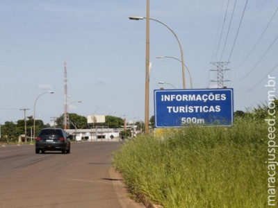 Viajantes reclamam de placa enganosa que indica haver Centro de Informações que não existe