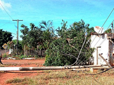 Carreta enrosca em rede elétrica e deixa dois municípios de MS sem energia