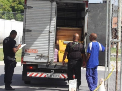 Detentos reclamam de comida estragada e fazem greve de fome