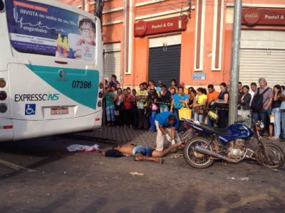 Em fuga rapaz embriagado morre ao bater motocicleta em ônibus 