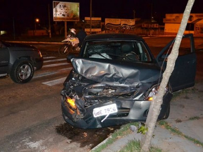 Colisão entre carro e camionete deixa jovem com ferimentos em Coxim