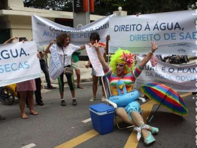 Manifestantes fazem "banho coletivo na casa do Alckmin"