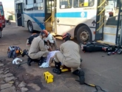 Ônibus com 30 passageiros colide em moto e jovem fratura o fêmur