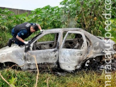 Ladrões roubam veículo após atirar em capataz; carro foi incendiado