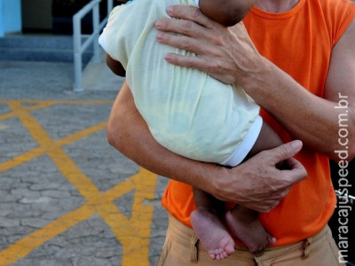 Pais abandonam bebê de 6 meses em casa para usar drogas