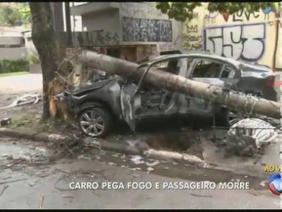 Carro bate em poste, pega fogo e um morre carbonizado