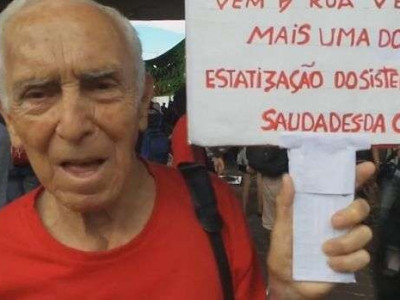  Idoso de 87 anos vai ao seu 16º protesto: País está um lixo