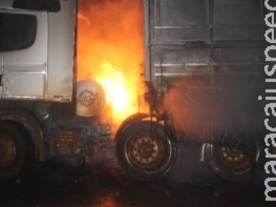 Incêndios em carretas e caminhonete na madrugada assustam moradores