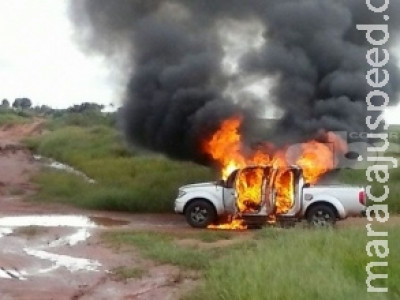 Carro é alvejado, dois morrem e mãe e filho ficam feridos na fronteira