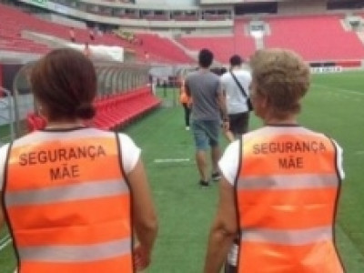 Imagina sua mãe fazendo a segurança de um clássico? Aconteceu no Recife