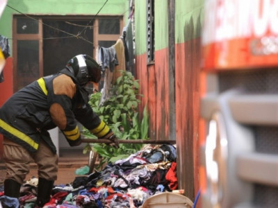 Fogo destrói casa e homem suspeita de brincadeira de filhos adotivos