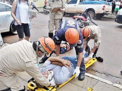 Idoso fica ferido em colisão entre motocicleta e carro no centro de Coxim