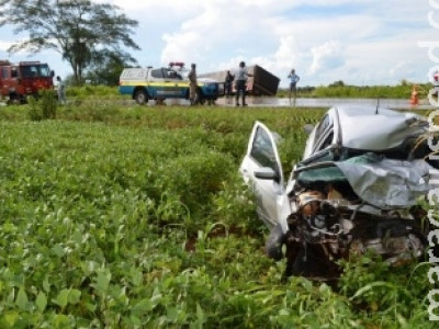 Morador de Dourados morre em batida entre Gol e carreta 