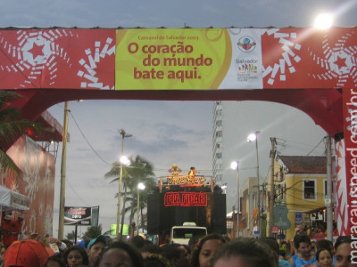 Salvador aprova lei que pune quem jogar lixo no chão e urinar na rua ( mas no Carnaval pode)