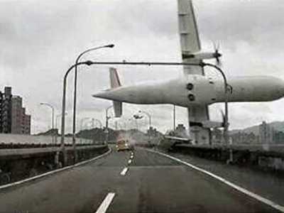 Avião se choca com ponte, cai em rio em Taiwan e mata 23