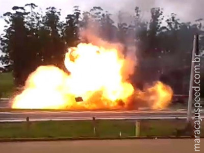 Carro explode e motorista sai ileso