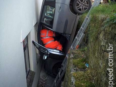  Motorista inglês sobrevive após deixar carro na vertical