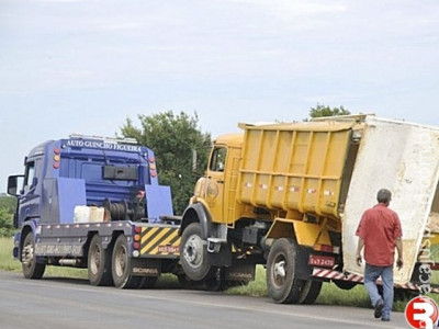 Carga de 4,5 toneladas mexe, motorista perde o controle e caminhão tomba