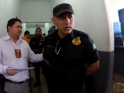 Vídeo flagra agente prisional ajudando preso a fugir de cadeia