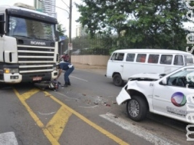 Carreta passa por cima de moto e colide com veículo de emissora