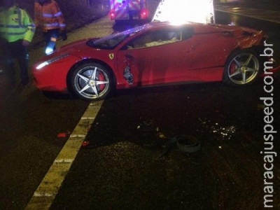 Ferrari capota, motorista sai andando e é obrigado a fazer curso