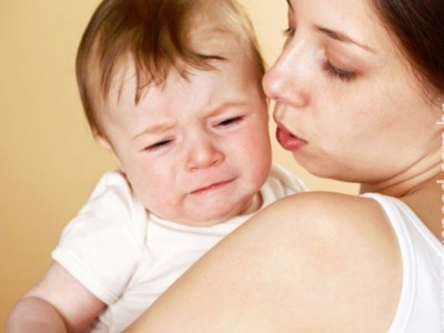 Criança que segura o cocô fica irritada e menos disposta, alerta pediatra