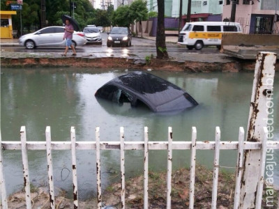 Motorista não vê buraco durante chuva, e carro é engolido 