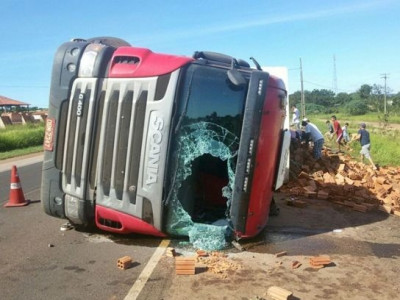 Carreta carregada com tijolos tomba na BR-163