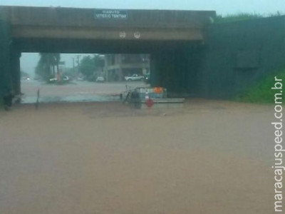 Chuva forte alaga casas e vias em Chapadão do Sul