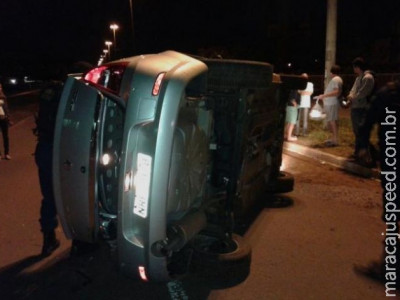 Quadrilha invade pizzaria, promove roubo, foge em carro de vítima e capota