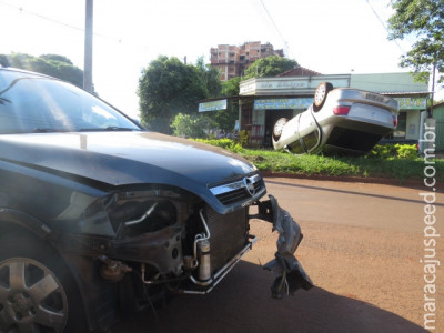 Colisão faz carro "voar" sobre canteiro em MS