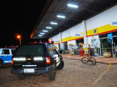 Bandidos explodem caixas eletrônicos em posto de gasolina 