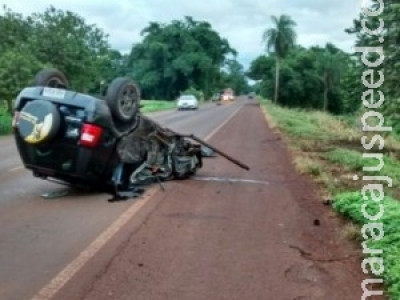 Caminhão que transportava porcos e carro batem; três ficam feridos