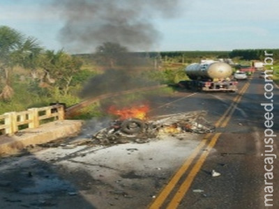 Carro capota, bate em caminhão, pega fogo e mata motorista