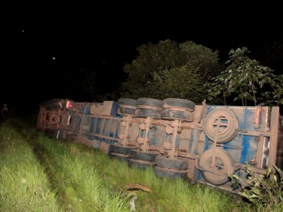 Ao evitar colisão traseira, caminhão baú tomba na BR-359