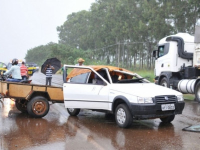 Carretinha desestabiliza, carro capota e condutor fica em estado grave