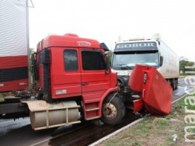 Carreta perde o freio e colide frontalmente com outra na BR-163